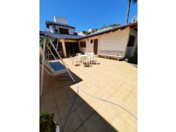 VENDE: Casa dos plantas,  gran terreno zona parque