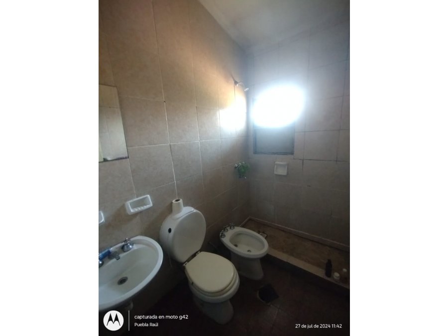 VENDE: Departamento z/ Primero de Mayo, tres dormitorios