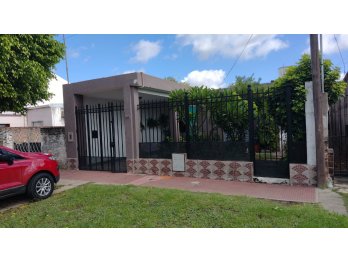 VENDE: Calle Los Ceibos casa dos dormitorios y gran fondo