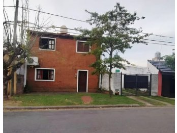 VENTA CASA DE 3 DORMITORIOS ZONA ESCUELA DE POLICIAS