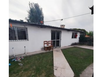 VENTA CASA DE 3 DORMITORIOS ZONA ESCUELA DE POLICIAS