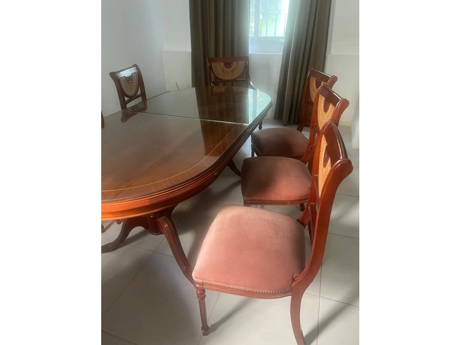Vendo juego de mesa y sillas de nogal