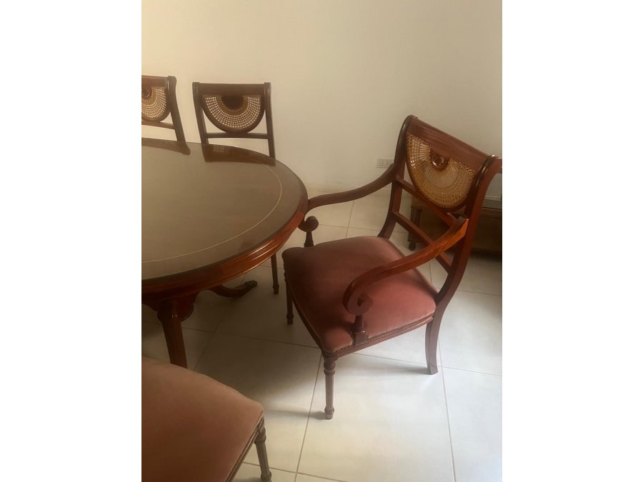 Vendo juego de mesa y sillas de nogal