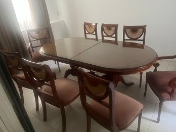 Vendo juego de mesa y sillas de nogal