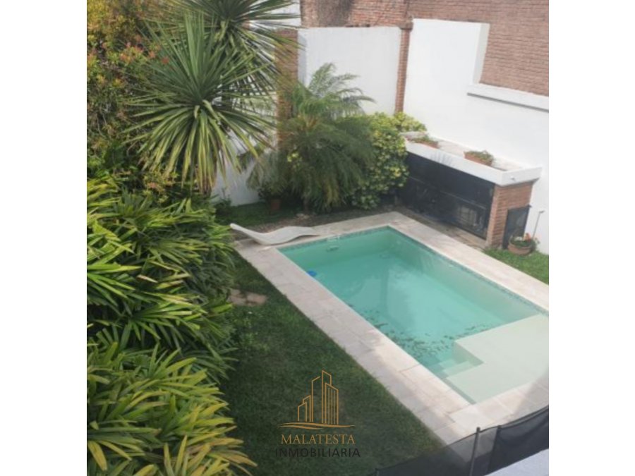 VENDE HERMOSA CASA CÉNTRICA CON PISCINA