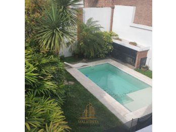 VENDE HERMOSA CASA CÉNTRICA CON PISCINA