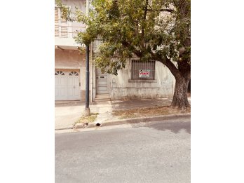 CASA EN VENTA Calle Illia entre Gchu y Carbo