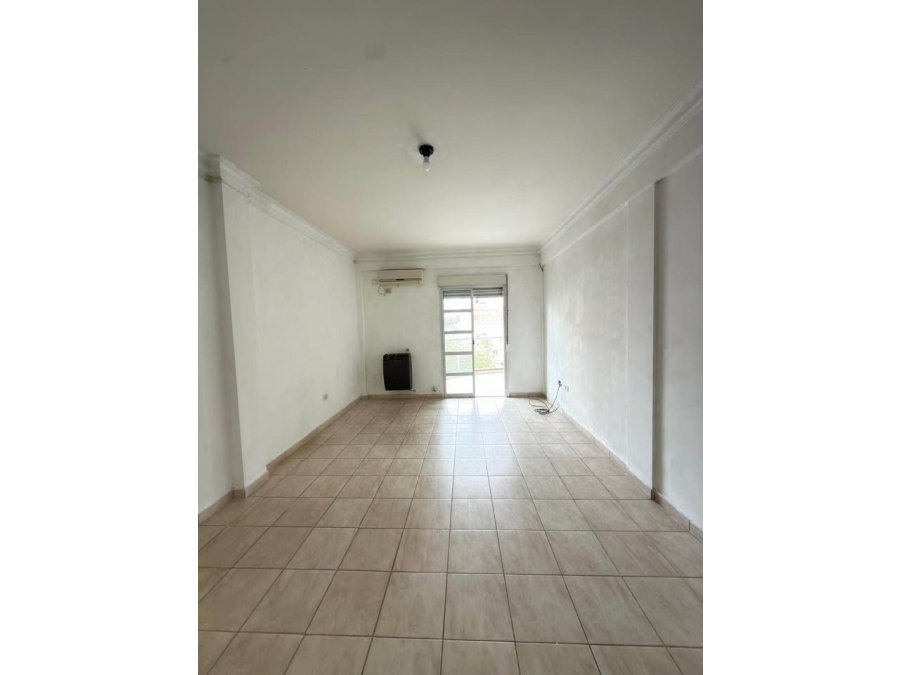 Se vende amplio y luminoso monoambiente en calle La Rioja