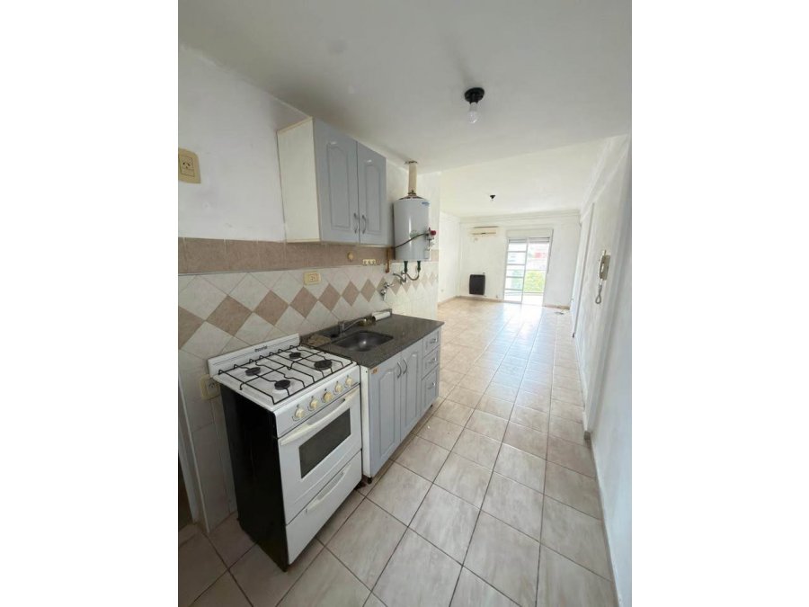 Se vende amplio y luminoso monoambiente en calle La Rioja