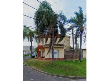 OPORTUNIDAD AMPLIA Y SÓLIDA CASA
