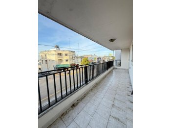 VENTA AMPLIA CASA EN PLANTA ALTA – ECHAGUE Y CURA ALVAREZ.