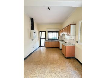 VENTA AMPLIA CASA EN PLANTA ALTA – ECHAGUE Y CURA ALVAREZ.