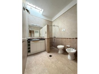 VENTA AMPLIA CASA EN PLANTA ALTA – ECHAGUE Y CURA ALVAREZ.