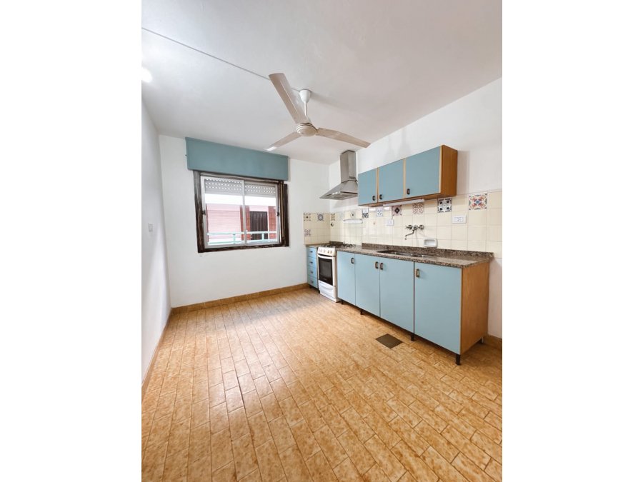 Alquiler dpto 3 dormitorios con cochera calle Pellegrini