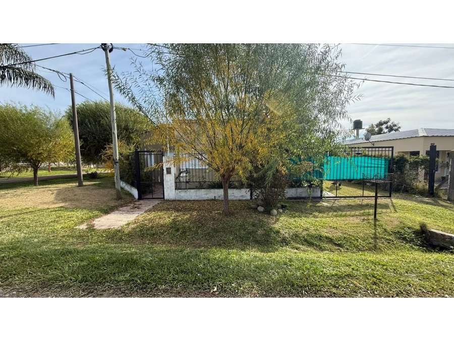 SE ALQUILA CASA EN ORO VERDE, 2 DORM, COCHERA Y PATIO VERDE