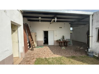 SE ALQUILA CASA EN ORO VERDE, 2 DORM, COCHERA Y PATIO VERDE