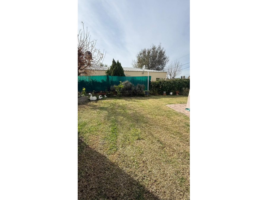 SE ALQUILA CASA EN ORO VERDE, 2 DORM, COCHERA Y PATIO VERDE