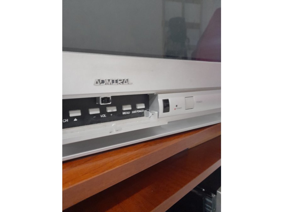 HERMOSO    TV    DE     TUBO