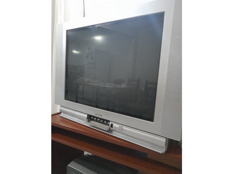 HERMOSO    TV    DE     TUBO
