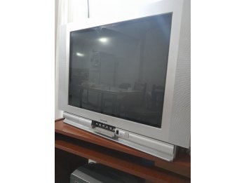 HERMOSO    TV    DE     TUBO