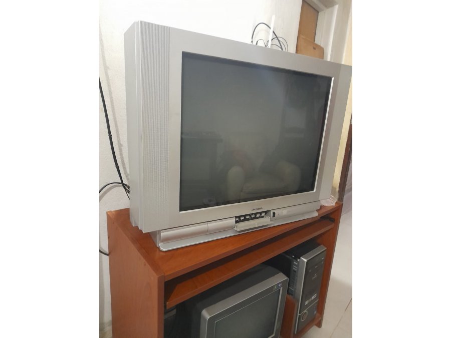 HERMOSO    TV    DE     TUBO