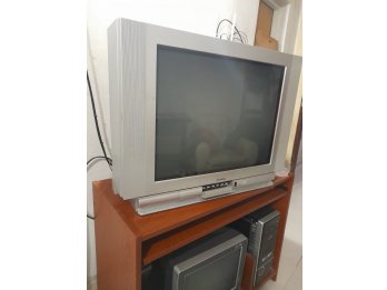 HERMOSO    TV    DE     TUBO