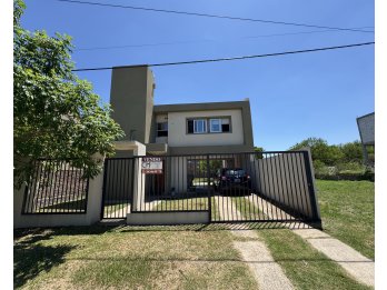 VENTA – MODERNA DE CASA 3 DORMITORIOS CON PATIO