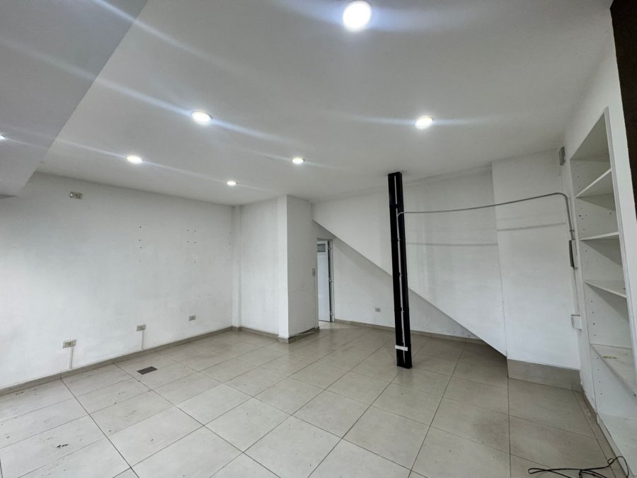 SE ALQUILA LOCAL COMERCIAL FRENTE A TERMINAL