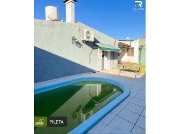 Casa en venta con pileta y patio