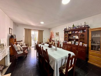 ✅VENDO CASA 4 DOR. 4 BAÑOS, PILETA. ZONA CENTRO. U$D 250.000