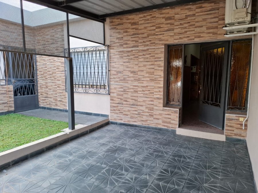 SE VENDE CASA DE 3 DORMITORIOS 2 BAÑOS QUINCHO 2 COCHERAS