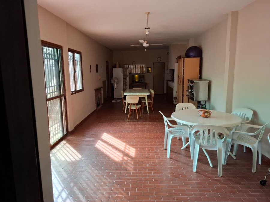 SE VENDE CASA DE 3 DORMITORIOS 2 BAÑOS QUINCHO 2 COCHERAS