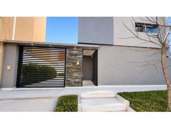 SE ALQUILA CASA PREMIUM EN ZONA SUR, 3 DORM, PATIO Y COCHERA