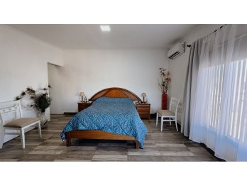 Venta moderna casa de 3 dormitorios con cochera y pileta