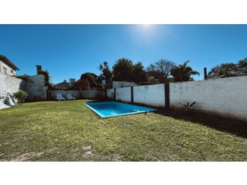 Venta moderna casa de 3 dormitorios con cochera y pileta