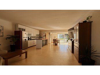 Venta moderna casa de 3 dormitorios con cochera y pileta