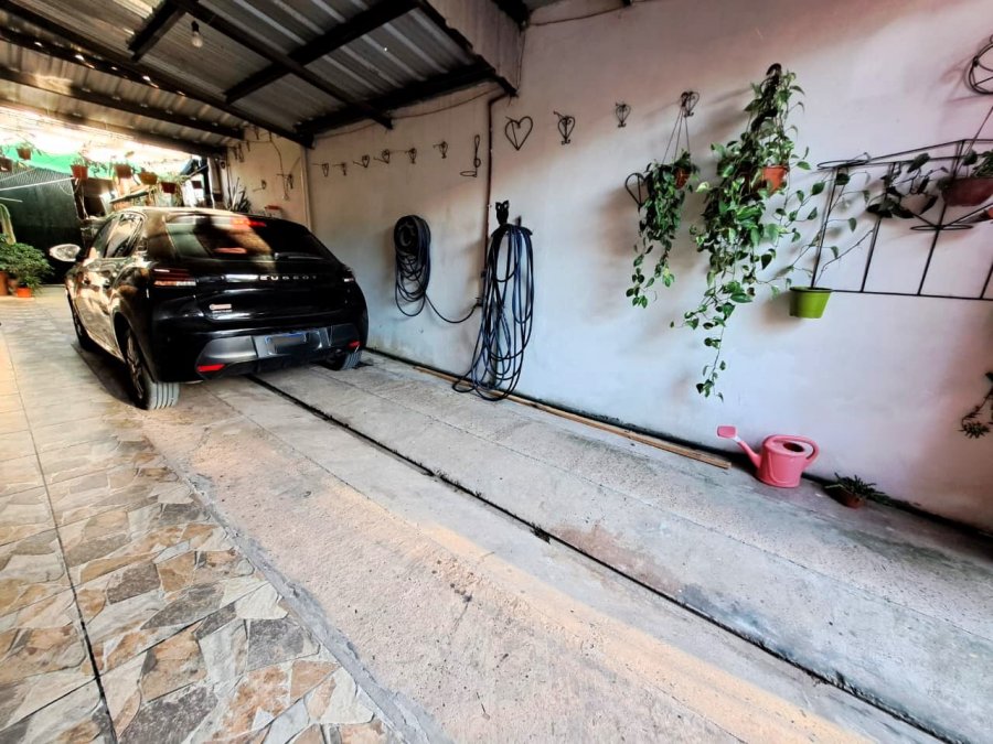 Venta casa 3 dormitorios 3 cocheras zona Fuerza Aerea