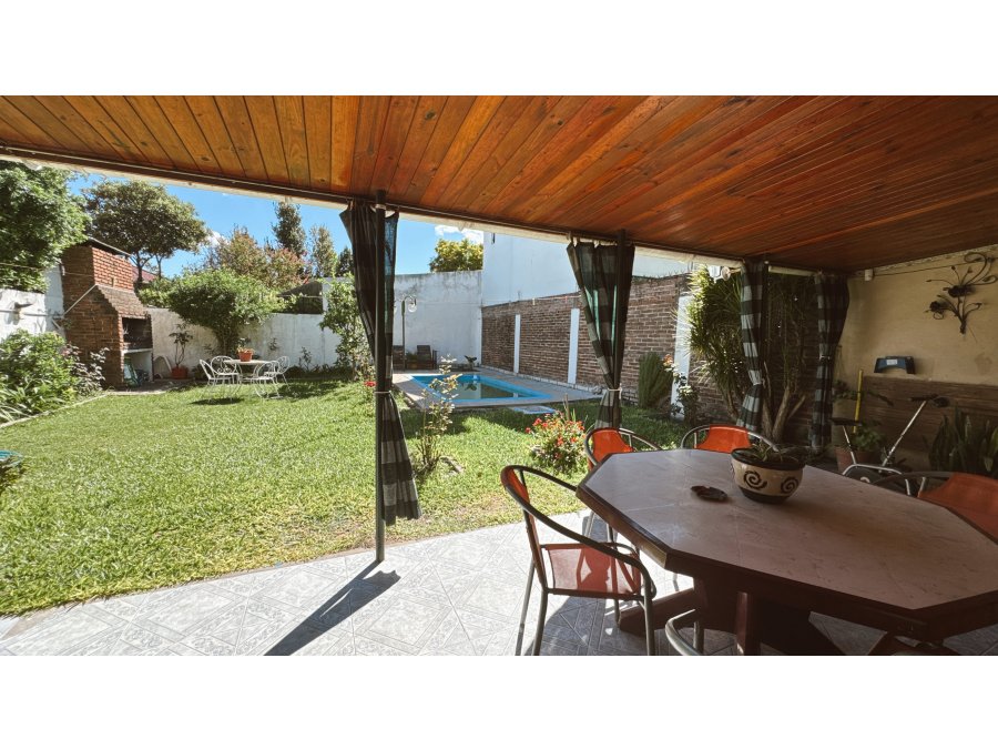 Venta casa 4 dormitorios con cochera y pileta Apta Credito