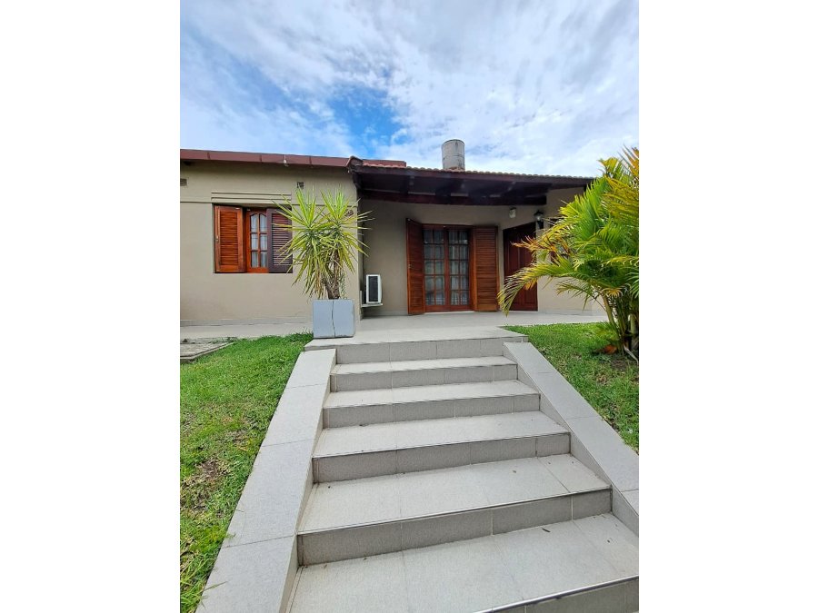 Venta Casa de 3 dormitorios, 2 cocheras y pileta