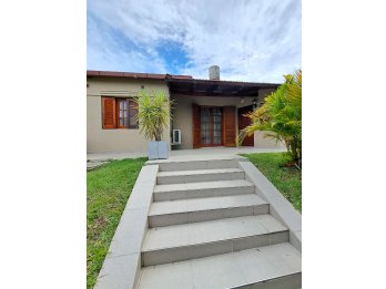 Venta Casa de 3 dormitorios, 2 cocheras y pileta
