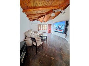 Venta Casa de 3 dormitorios, 2 cocheras y pileta