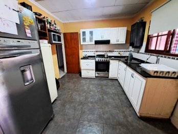 Venta Casa de 3 dormitorios, 2 cocheras y pileta