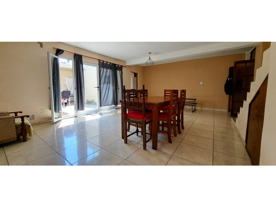En venta amplia casa de 2 plantas ubicada en uno de los acce