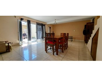 En venta amplia casa de 2 plantas ubicada en uno de los acce