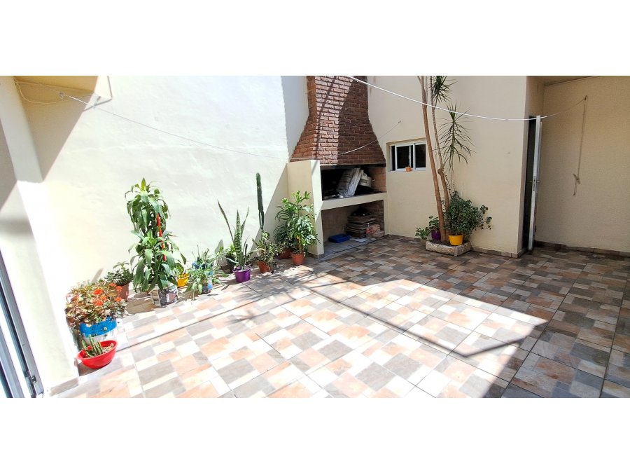En venta amplia casa de 2 plantas ubicada en uno de los acce