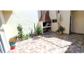 En venta amplia casa de 2 plantas ubicada en uno de los acce