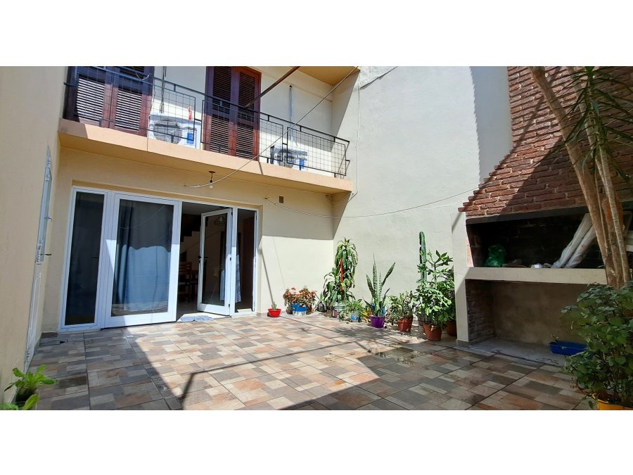 En venta amplia casa de 2 plantas ubicada en uno de los acce