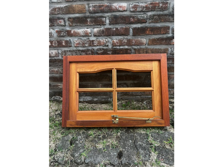 Ventana de madera de empuje