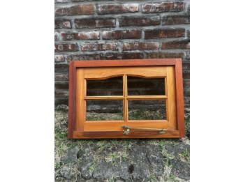 Ventana de madera de empuje