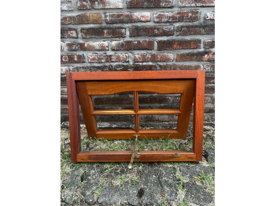 Ventana de madera de empuje